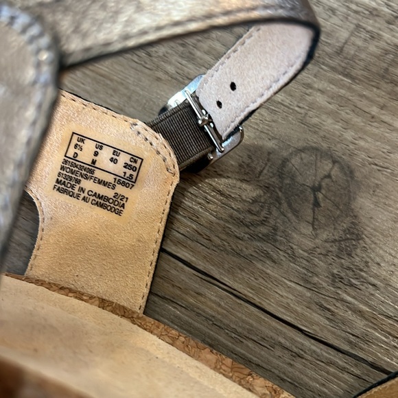 NWT Clarks Gold Sandals size 9 - Picture 7 of 9